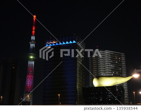 夜幕降臨,燈光璀璨的晴空塔和建築物在夜色中閃閃發光。 夜幕降臨,燈光璀璨的晴空塔和建築物在夜色中閃閃發光。 135938544