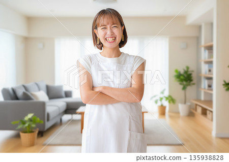 一位面帶溫柔微笑的家庭主婦 135938828