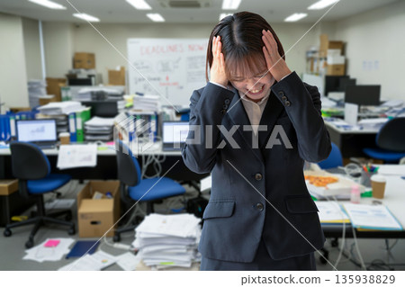 拿著頭的女商人 135938829