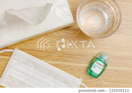 Hay fever | Masks, eye drops, tablets, tissues 135939113