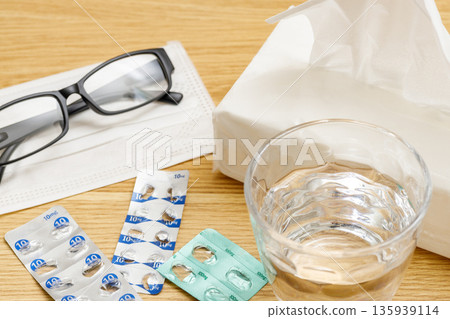 花粉症 | 口罩、眼鏡、水、藥品包裝 花粉症 | 口罩、眼鏡、水、藥品包裝 135939114