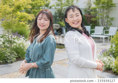 令人耳目一新的女性 令人耳目一新的女性 135939127