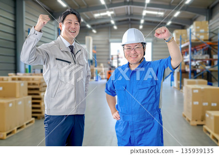 工人們和倉庫工人揮舞著拳頭 135939135