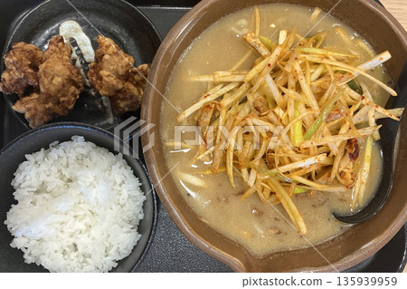 信州味噌拉麵套餐:大量脆蔥、炸雞和米飯 信州味噌拉麵套餐:大量脆蔥、炸雞和米飯 135939959