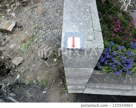 A red arrow mark on the corner of the boundary block and the exterior structure 135939963
