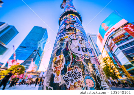 元旦當天的東京城市景觀。這根柱子上還貼著貼紙。清晨的澀谷,入境遊客絡繹不絕。他們大多是外國遊客。 元旦當天的東京城市景觀。這根柱子上還貼著貼紙。清晨的澀谷,入境遊客絡繹不絕。他們大多是外國遊客。 135940101