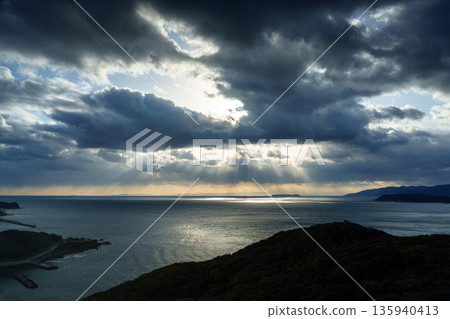 隆冬時節的和歌山北丹海峽：傍晚的天空飄著雲朵，波光粼粼的海面 ④ 135940413