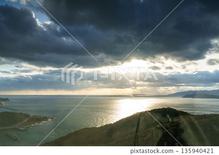 隆冬時節的和歌山北丹海峽：傍晚的天空飄著雲朵，波光粼粼的海面（11） 135940421