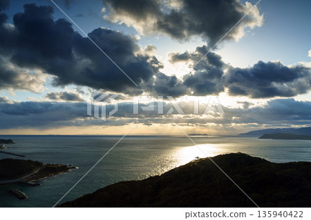 隆冬時節的和歌山北丹海峽：傍晚的天空飄著雲朵，波光粼粼的海面（12） 135940422