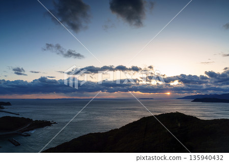 隆冬時節的和歌山北丹海峽：傍晚的天空飄著雲朵，波光粼粼的海面（23） 135940432
