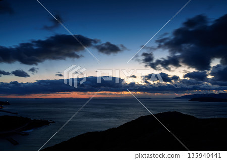 隆冬時節的和歌山北丹海峽：傍晚的天空飄著雲朵，波光粼粼的海面（27） 135940441