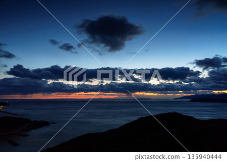 隆冬時節的和歌山北丹海峽:傍晚的天空飄著雲朵,波光粼粼的海面(23) 隆冬時節的和歌山北丹海峽:傍晚的天空飄著雲朵,波光粼粼的海面(23) 135940444