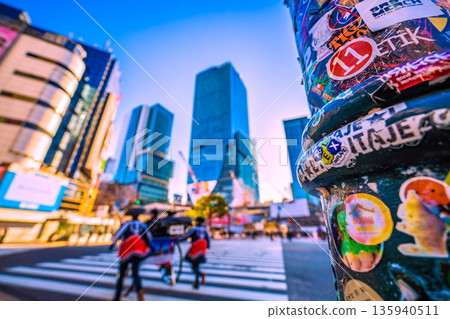 Tokyo cityscape in Japan on New Year's Day. The stickers are still on this pillar. Shibuya in the morning, with inbound tourists continuing to arrive. Most of them are foreign tourists. 135940511
