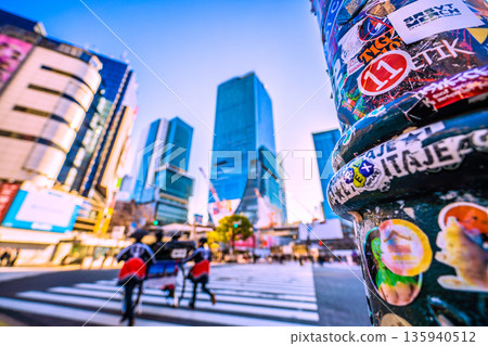Tokyo cityscape in Japan on New Year's Day. The stickers are still on this pillar. Shibuya in the morning, with inbound tourists continuing to arrive. Most of them are foreign tourists. 135940512