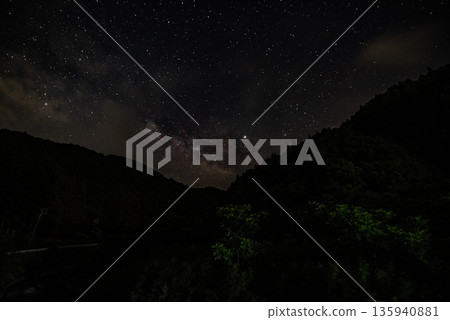 螢火蟲跳舞的風景 螢火蟲跳舞的風景 135940881