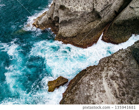 無人機拍攝的Hirizo海灘。包括愛合岬、大根島、湯菅公園、勝尾島等。 Hirizo海灘，位於靜岡縣南飯津町中木市。 135941681
