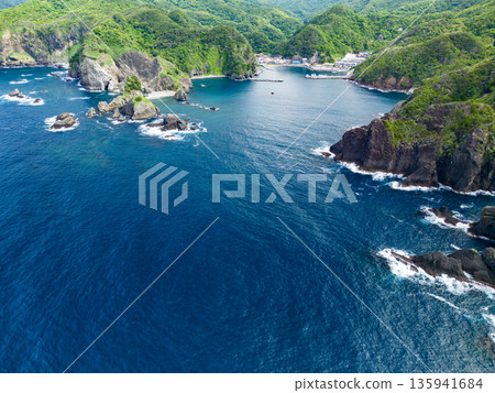 無人機拍攝的Hirizo海灘。包括愛合岬、大根島、湯菅公園、勝尾島等。 Hirizo海灘，位於靜岡縣南飯津町中木市。 135941684