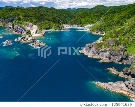 Drone photography of Hirizo Beach. Aiai Cape, Daikon Island, Yuusuge Park, Katsuo Island, and more. Hirizo Beach, Nakagi, Minamiizu Town, Shizuoka Prefecture 135941689