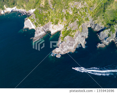 無人機拍攝的Hirizo海灘。包括愛合岬、大根島、湯菅公園、勝尾島等。 Hirizo海灘，位於靜岡縣南飯津町中木市。 135941696