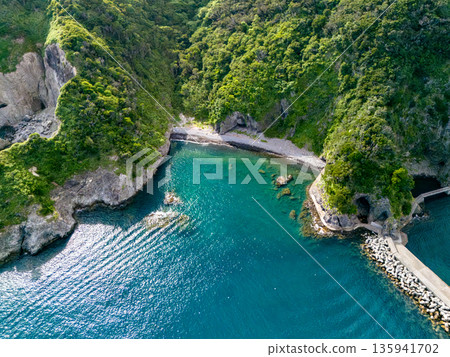 無人機拍攝的Hirizo海灘。包括愛合岬、大根島、湯菅公園、勝尾島等。 Hirizo海灘，位於靜岡縣南飯津町中木市。 135941702