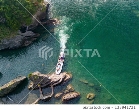 無人機拍攝的Hirizo海灘。包括愛合岬、大根島、湯菅公園、勝尾島等。 Hirizo海灘，位於靜岡縣南飯津町中木市。 135941721