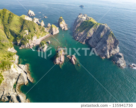 無人機拍攝的Hirizo海灘。包括愛合岬、大根島、湯菅公園、勝尾島等。 Hirizo海灘，位於靜岡縣南飯津町中木市。 135941730