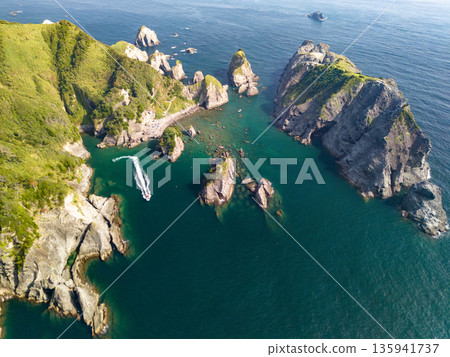無人機拍攝的Hirizo海灘。包括愛合岬、大根島、湯菅公園、勝尾島等。 Hirizo海灘，位於靜岡縣南飯津町中木市。 135941737