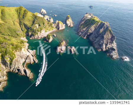 無人機拍攝的Hirizo海灘。包括愛合岬、大根島、湯菅公園、勝尾島等。 Hirizo海灘，位於靜岡縣南飯津町中木市。 135941741