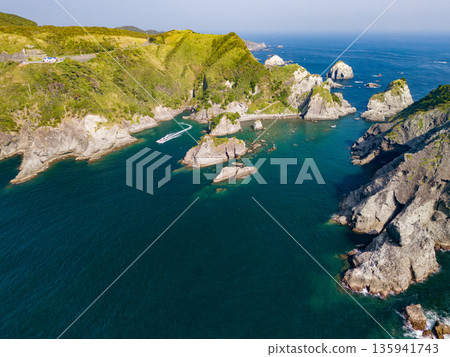 無人機拍攝的Hirizo海灘。包括愛合岬、大根島、湯菅公園、勝尾島等。 Hirizo海灘，位於靜岡縣南飯津町中木市。 135941743