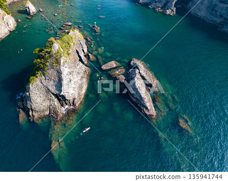 無人機拍攝的Hirizo海灘。包括愛合岬、大根島、湯菅公園、勝尾島等。 Hirizo海灘，位於靜岡縣南飯津町中木市。 135941744