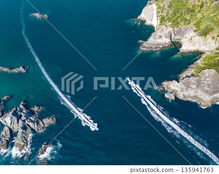 無人機拍攝的Hirizo海灘。包括愛合岬、大根島、湯菅公園、勝尾島等。 Hirizo海灘，位於靜岡縣南飯津町中木市。 135941763