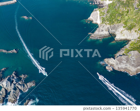 無人機拍攝的Hirizo海灘。包括愛合岬、大根島、湯菅公園、勝尾島等。 Hirizo海灘，位於靜岡縣南飯津町中木市。 135941770