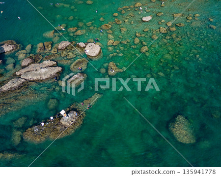 Drone photography of Hirizo Beach. Aiai Cape, Daikon Island, Yuusuge Park, Katsuo Island, and more. Hirizo Beach, Nakagi, Minamiizu Town, Shizuoka Prefecture 135941778