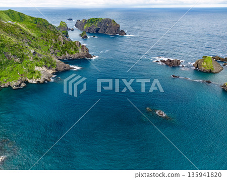 無人機拍攝的Hirizo海灘。包括愛合岬、大根島、湯菅公園、勝尾島等。 Hirizo海灘，位於靜岡縣南飯津町中木市。 135941820