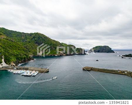 無人機拍攝的Hirizo海灘。包括愛合岬、大根島、湯菅公園、勝尾島等。 Hirizo海灘，位於靜岡縣南飯津町中木市。 135941821