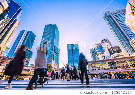 日本東京的都市景觀。元旦……元旦……父母和孩子……澀谷十字路口擠滿了入境遊客。新時代的曙光。 135942153