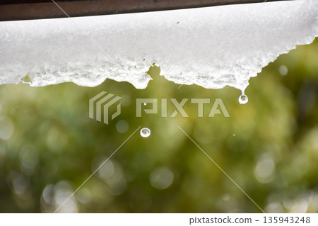 屋頂上積雪的圖片 135943248