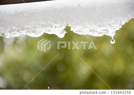 屋頂上積雪的圖片 135943250