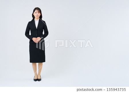 身穿西裝的女士，背景為白色。 135943735