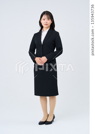 身穿西裝的女士,背景為白色。 身穿西裝的女士,背景為白色。 135943736