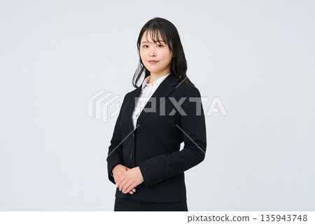 身穿西裝的女士，背景為白色。 135943748