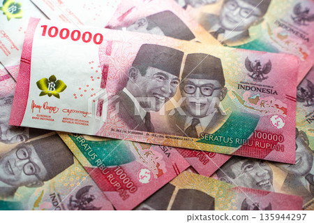印尼10萬印尼盾紙幣 / 外幣及經濟形象 135944297