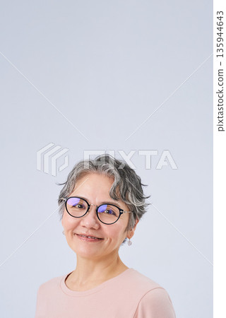 戴眼鏡的白髮婦女 戴眼鏡的白髮婦女 135944643