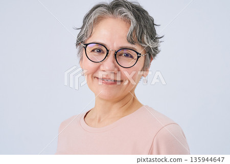 戴眼鏡的白髮婦女 135944647