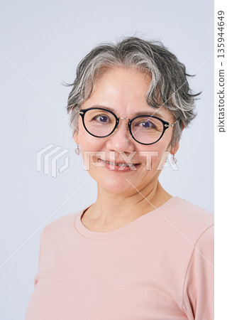 戴眼鏡的白髮婦女 戴眼鏡的白髮婦女 135944649