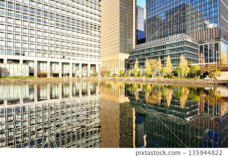 大手町的建築群倒映在外護城河中 135944822