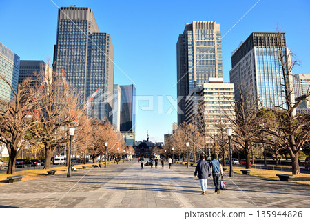 Imperial Palace runners jogging on Gyoko-dori 135944826
