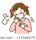 一個戴著口罩的女孩咳嗽 135946079