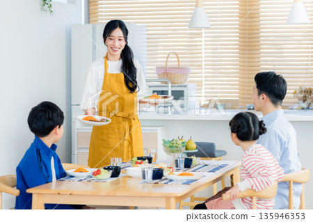 一家四口在餐廳吃飯 一家四口在餐廳吃飯 135946353
