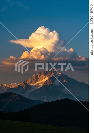 夕阳下的山景与云朵 135946700